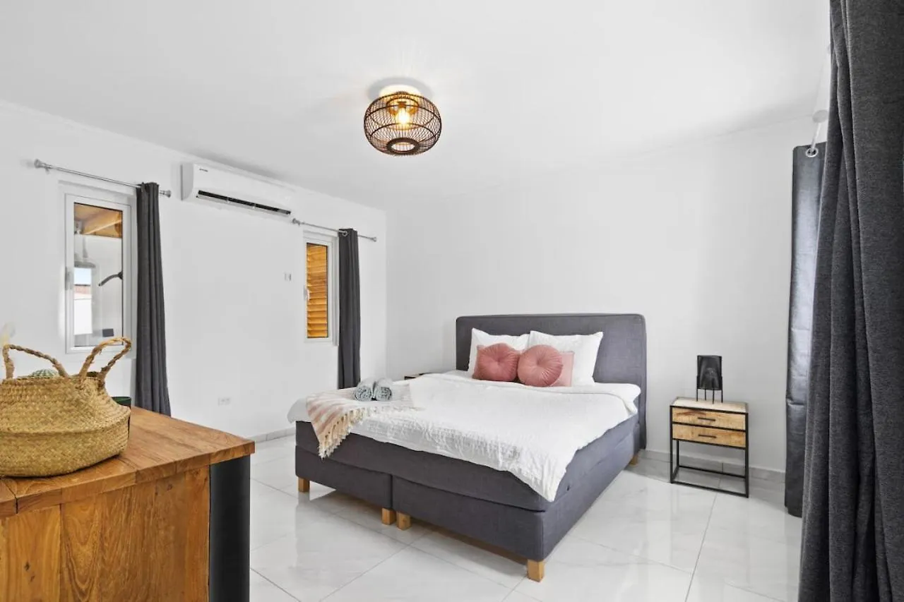 Сasa de vacaciones Villa Charly Large Villa With Pool In Noord Palm Beach Aruba